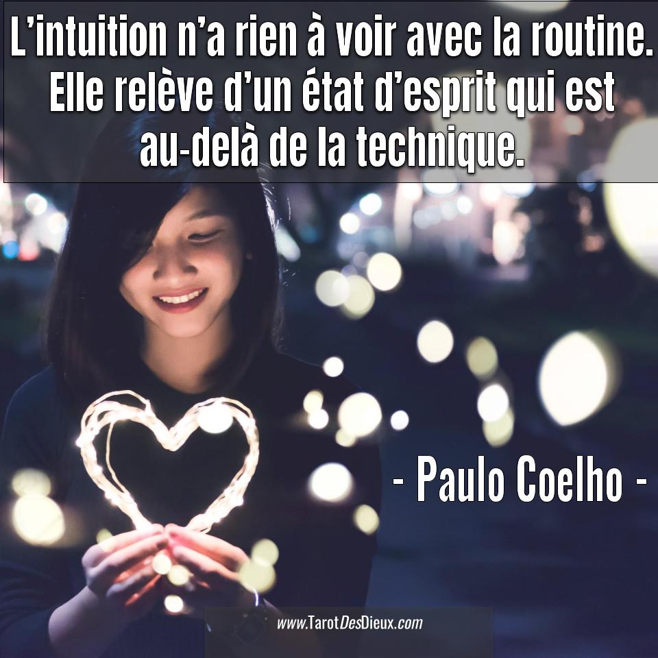 Une jeune fille tenant un cœur de lumière entre ses mains sous la citation de Paulo Coelho : L'intuition n'a rien à voir avec la routine. Elle relève d'un état d'esprit qui est au-delà de la technique.