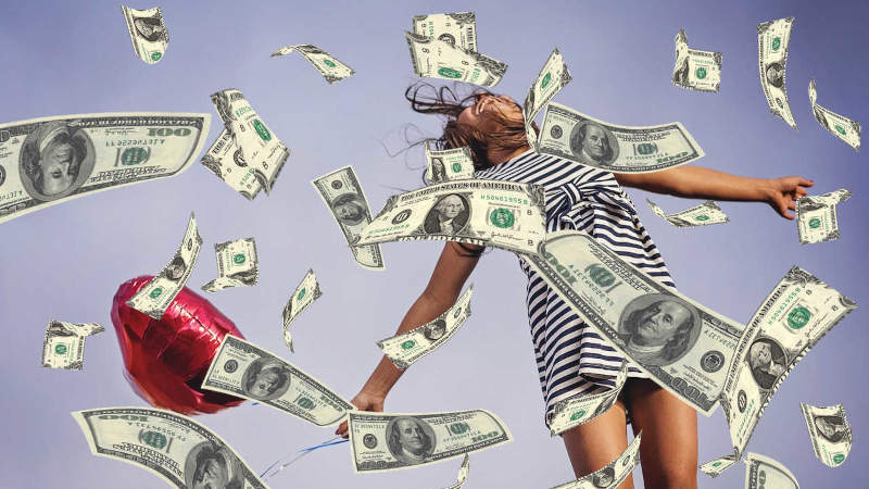 Au premier plan, une femme éclate de rire, une main tend une liassee de billets de banque et en arrière plan, des grilles de loto alignées avec des cartes de tarot 